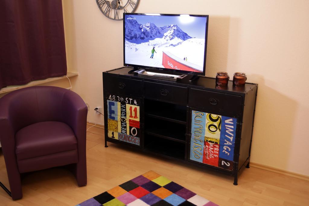 Apartment Art 7 *